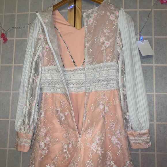 SOLD💕Embroidered romper - Picture 6 of 8